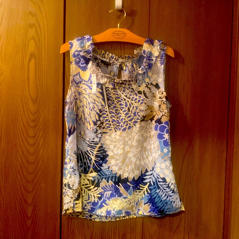 Sleeveless polyester top size medium